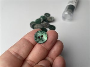 Farvet perlemor knap - grangrøn, 15 mm